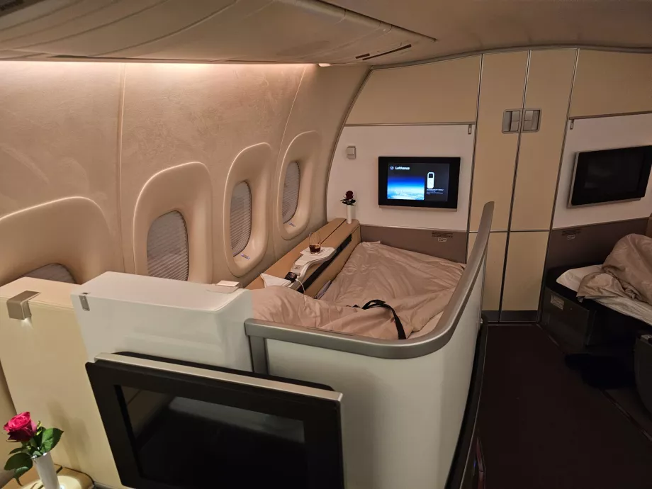 Extendable screen separating the seat from the corridor