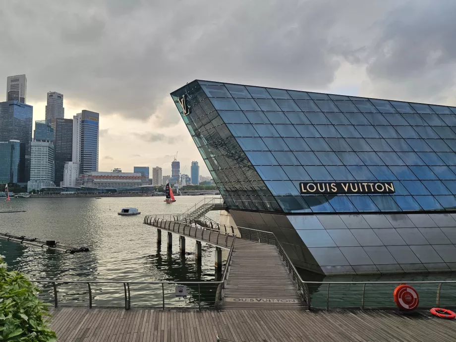 Louis Vuitton shop