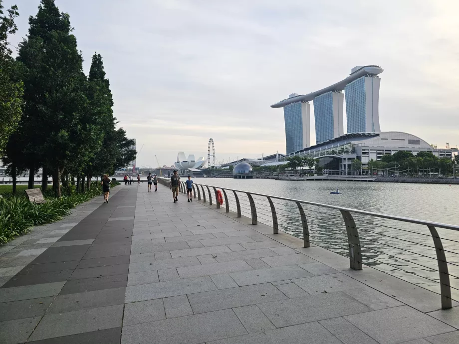 Promenade along Marina Bay