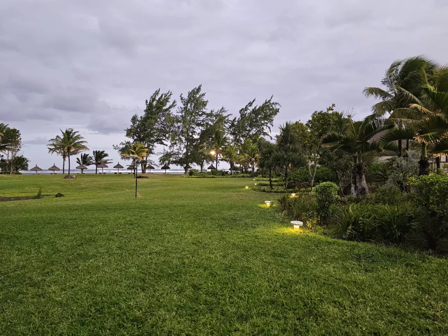 Park between the rooms and the beach