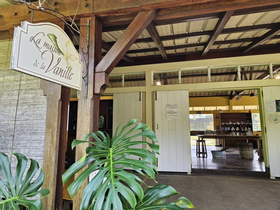 Saint Aubin, vanilla plantation, souvenir shop