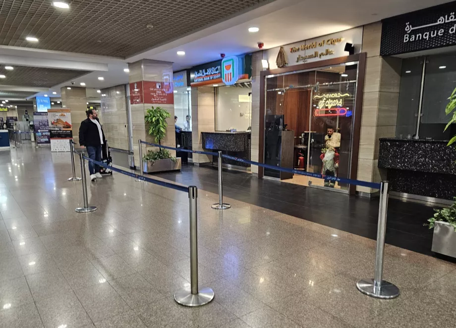 Bank barriers to buy an Egyptian visa