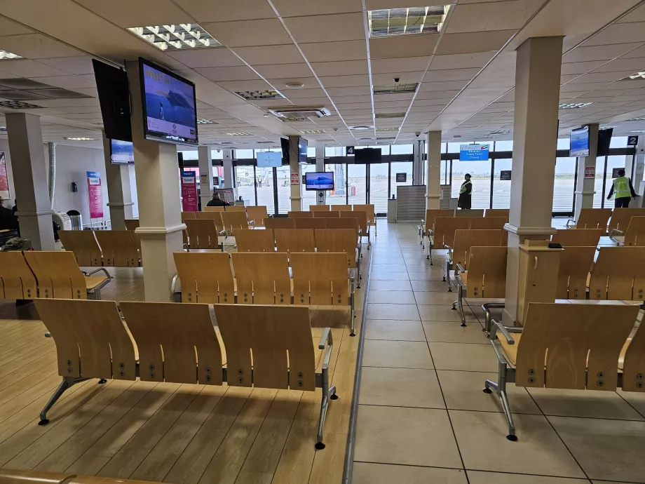 Departure gate area, transit section