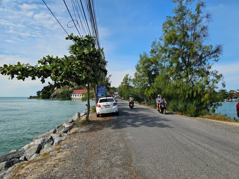 Road to Wat Phra Yai and parking