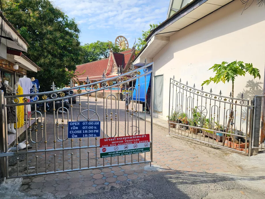 Wat Phra Yai, opening hours
