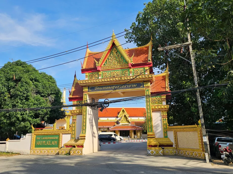 Wat Plai Laem, main entrance