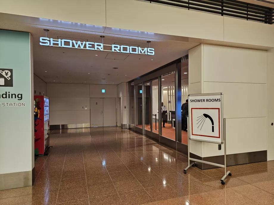 Public showers, Terminal 3