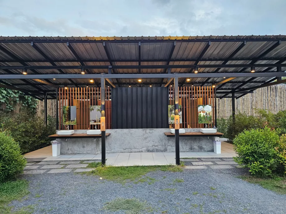 Freewave Market - free toilets