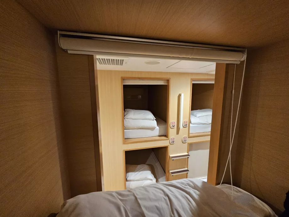 Capsule with open roll