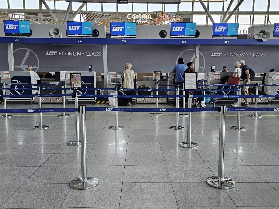 Check-in at the airport, LOT