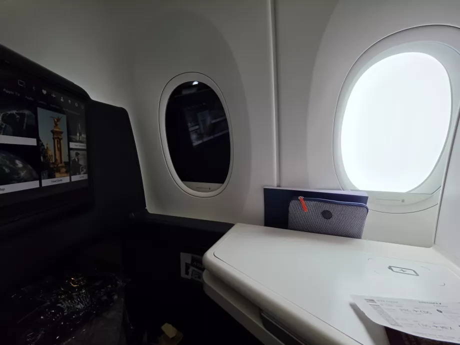 A tinted and untinted window next to my seat