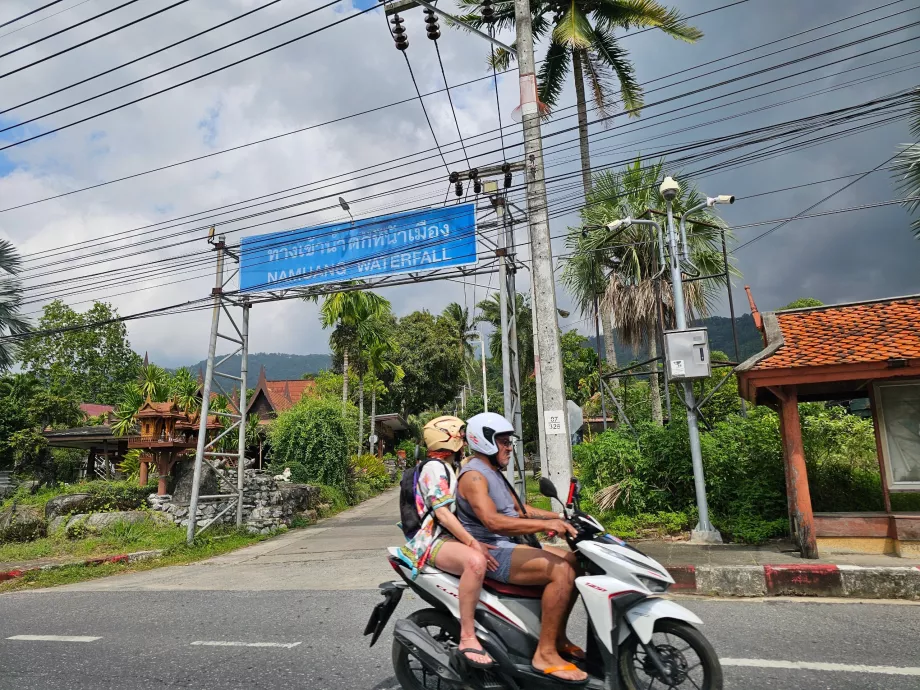 Na Muang Waterfall 1, entrance