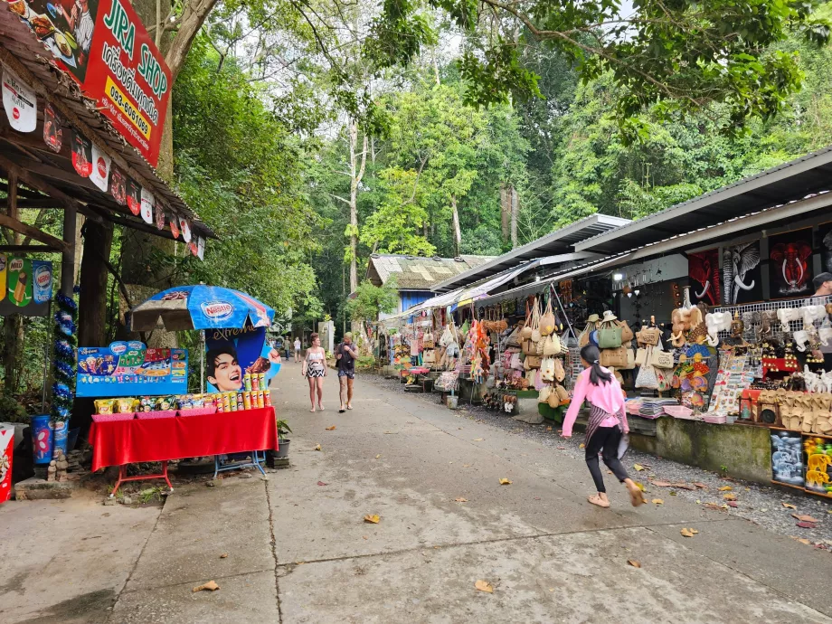 Na Muang Waterfall 1, tourist stands