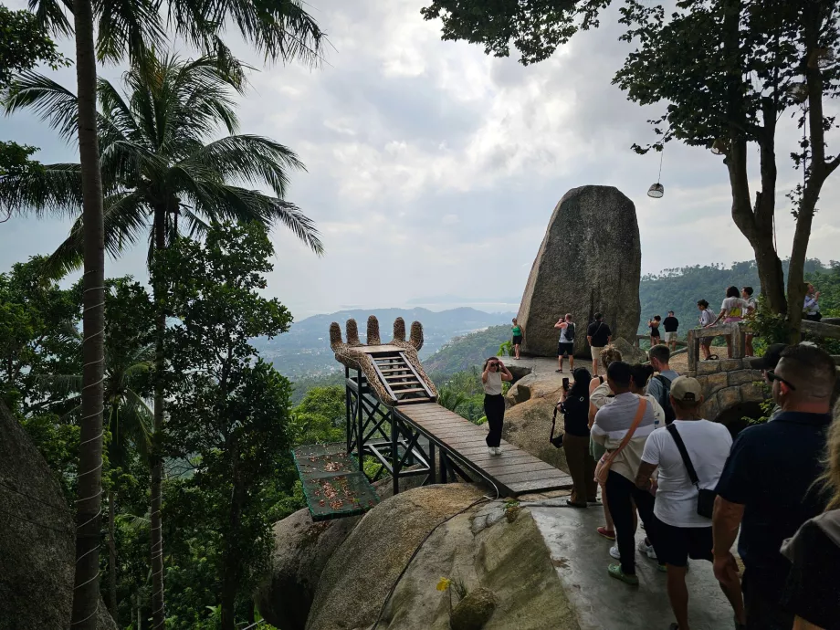 Overlap and queue for photo at Overlap Stone 2