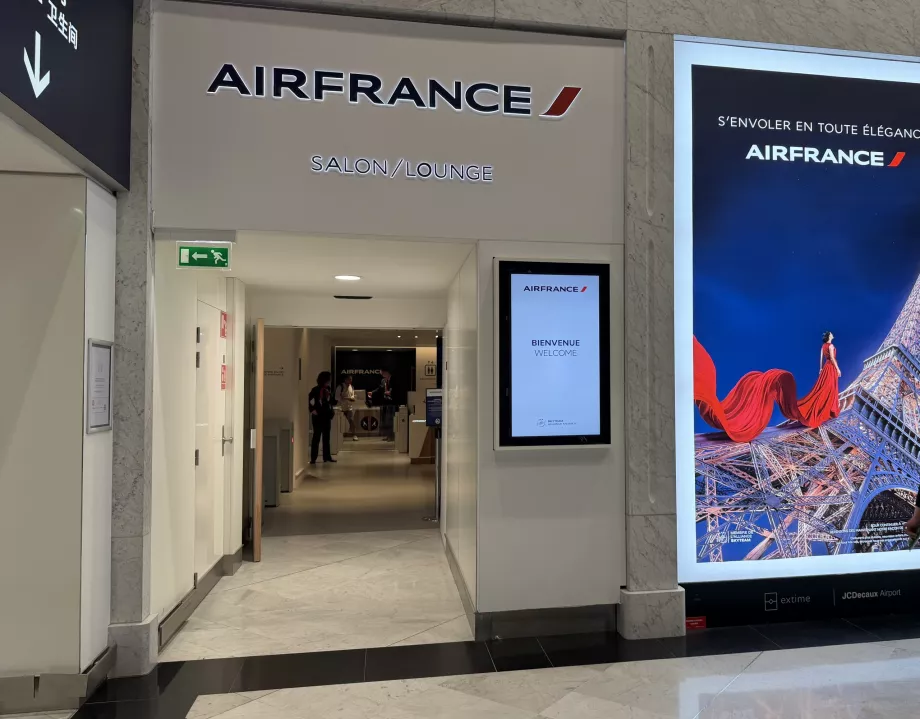 Entrance to the lounge