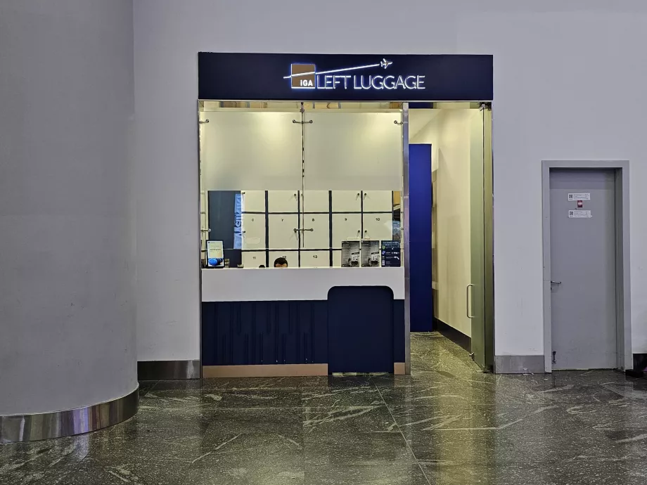 Luggage storage in the transit zone