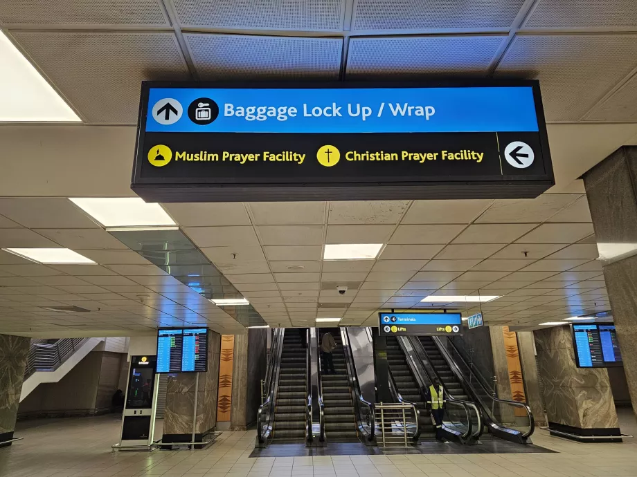 Faulty signage for the luggage room
