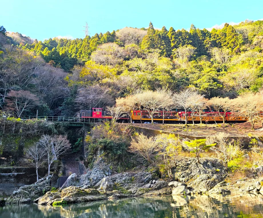 Train in Hozugawa Canyon