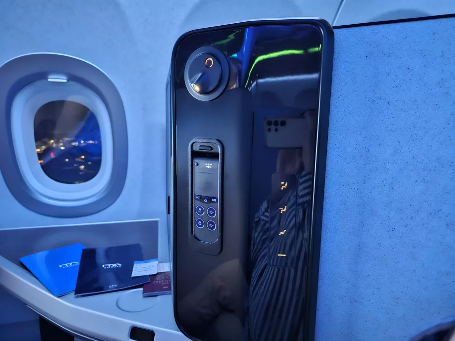 Seat panel - seat control, lamp and IFE control