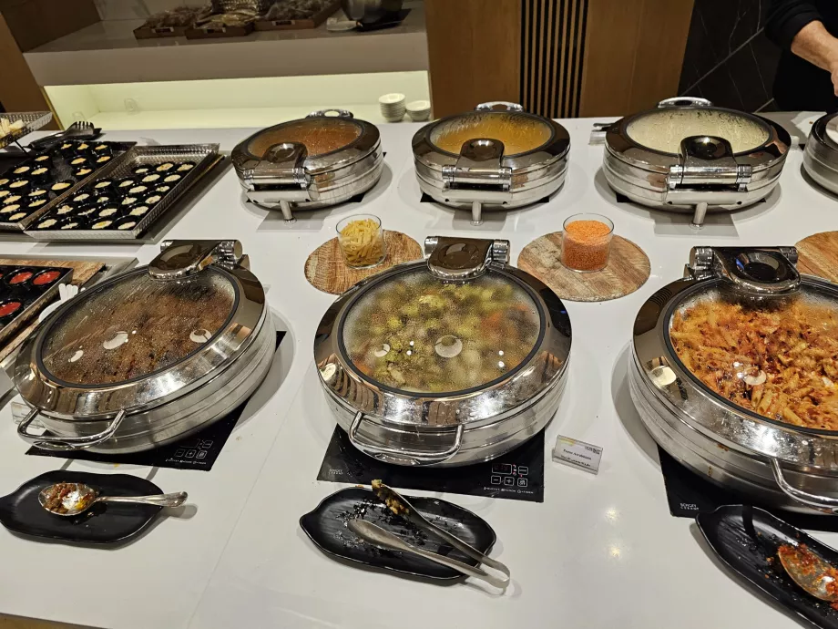 Ahlein Lounge, hot food menu