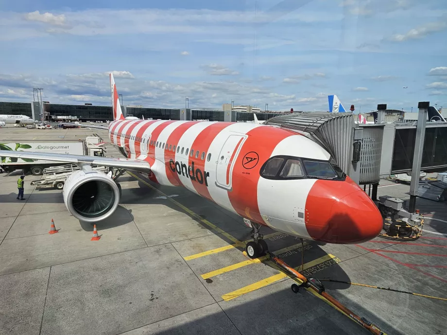 Red Airbus A320 Condor