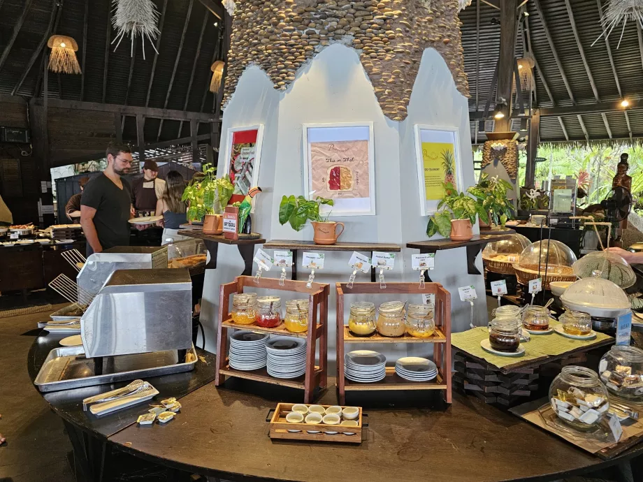 Breakfast: jams and marmalades