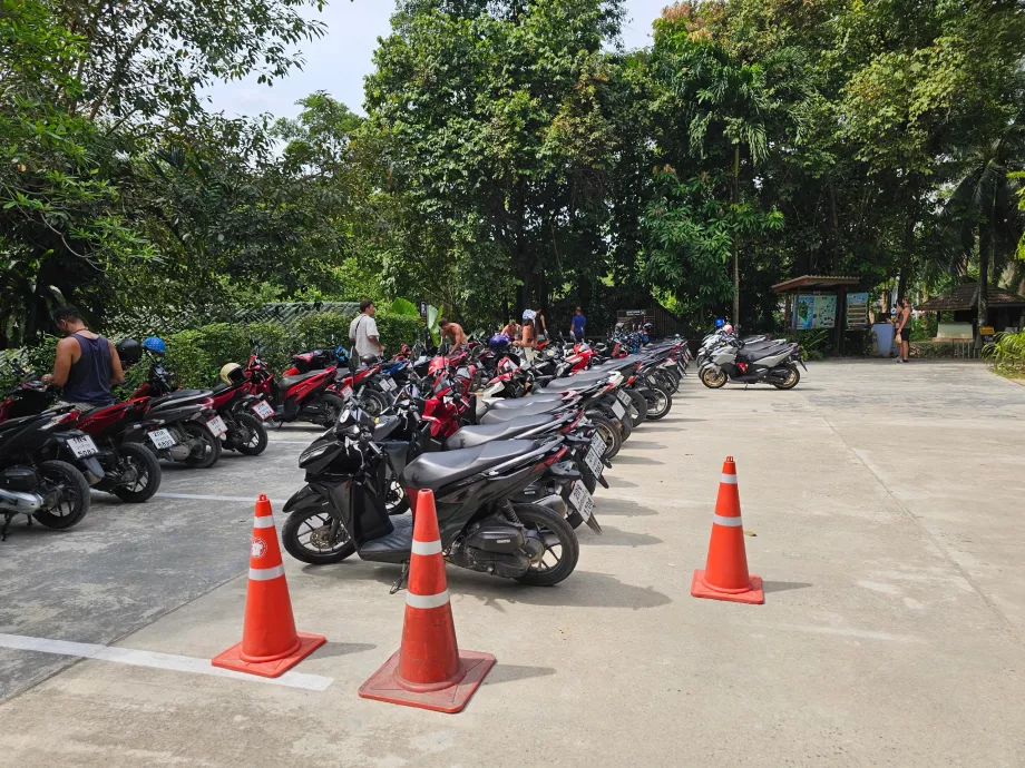 Parking at Phaeng Noi Waterfall