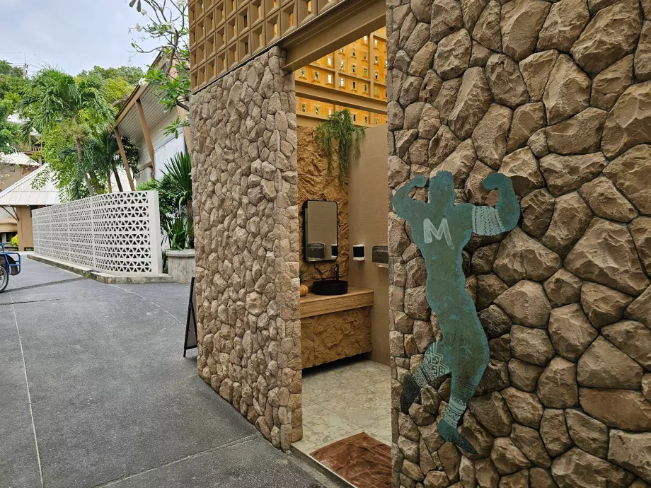 Rin Nai Beach, free toilets