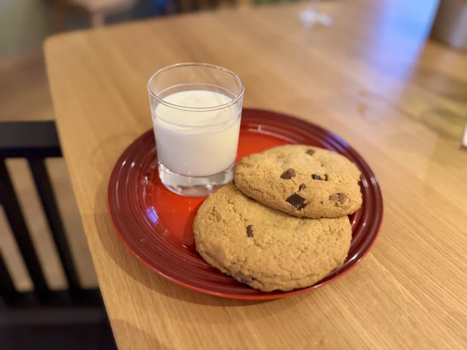 Fresh milk and cookies
