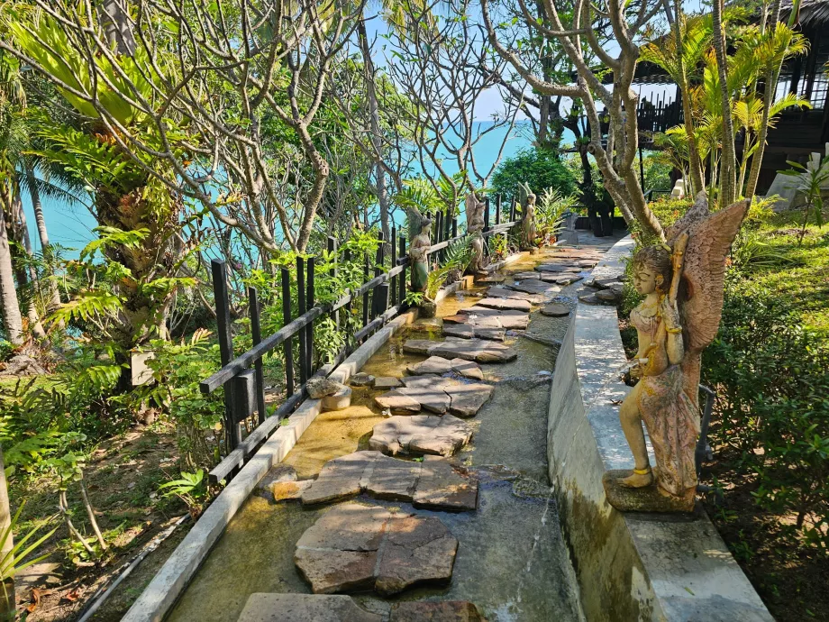 Walkway from the breakfast restaurant to the beach