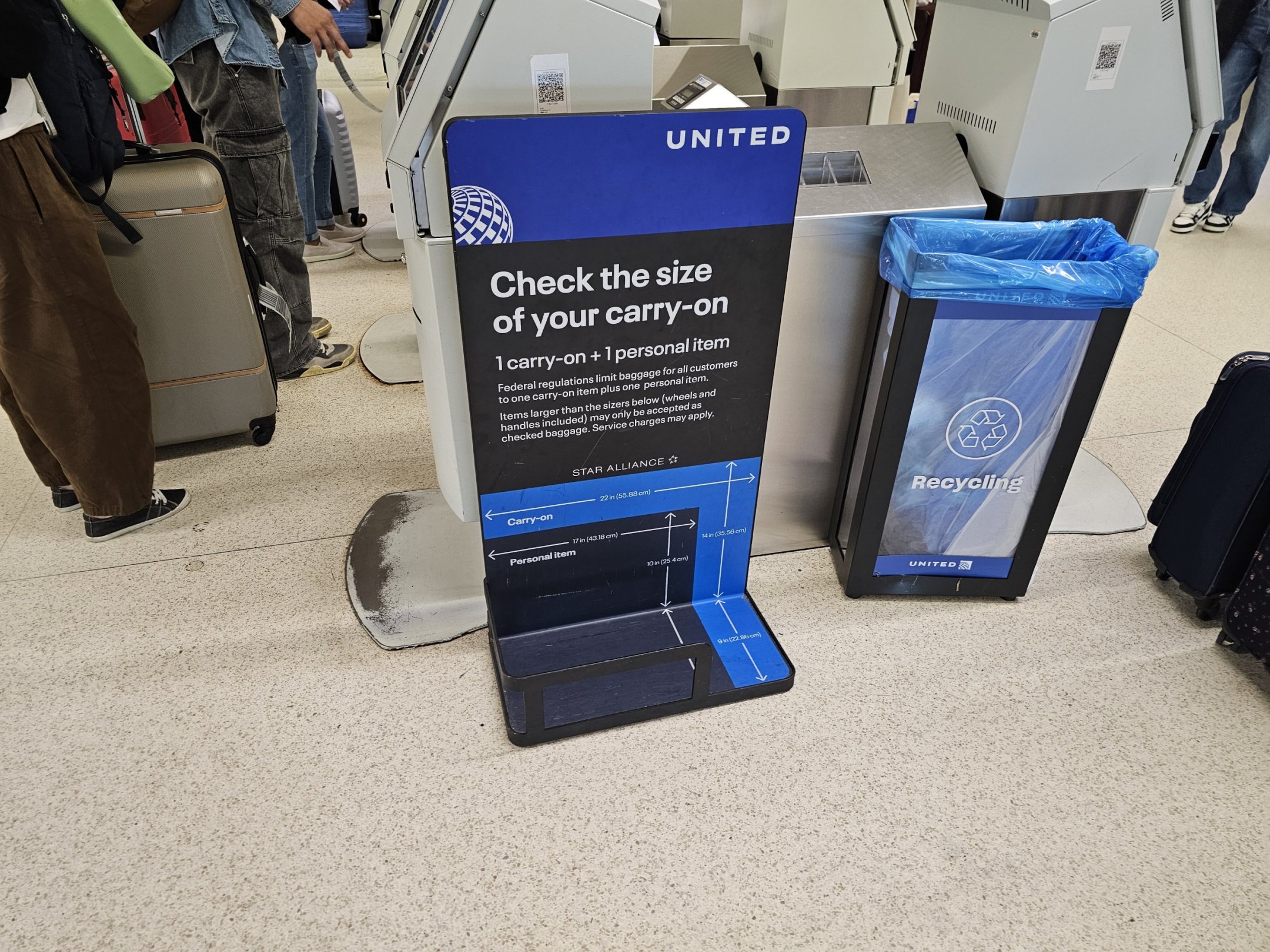 United Airlines baggage allowance (hand and checked)