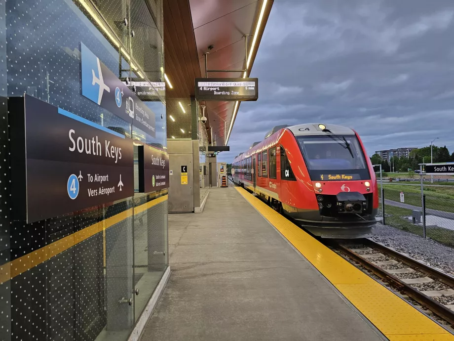 South Keys, transfer station for the train to the airport