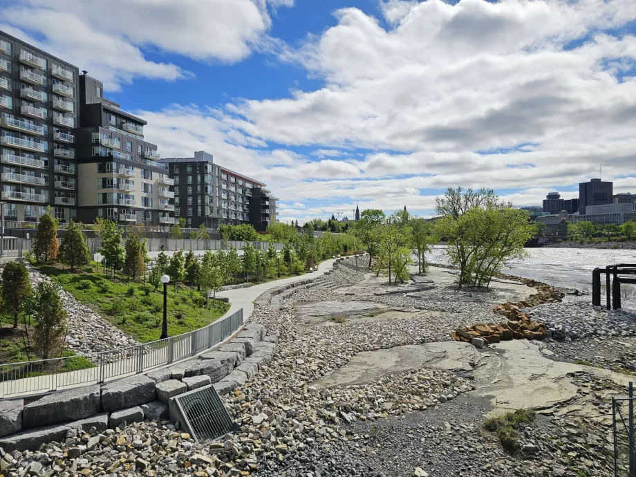 Promenade around the river