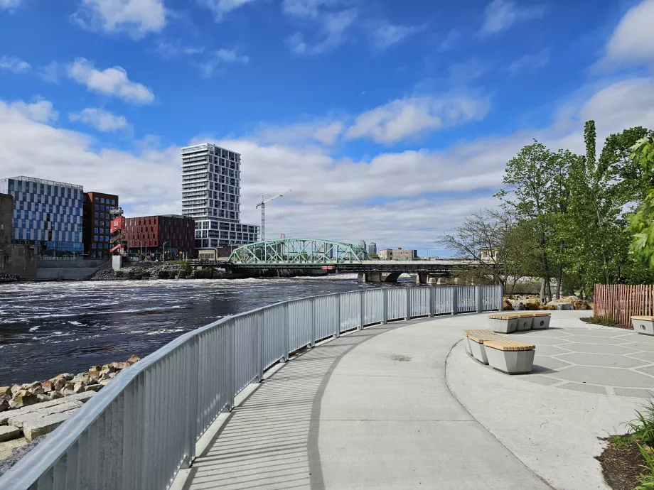 Promenade along the river