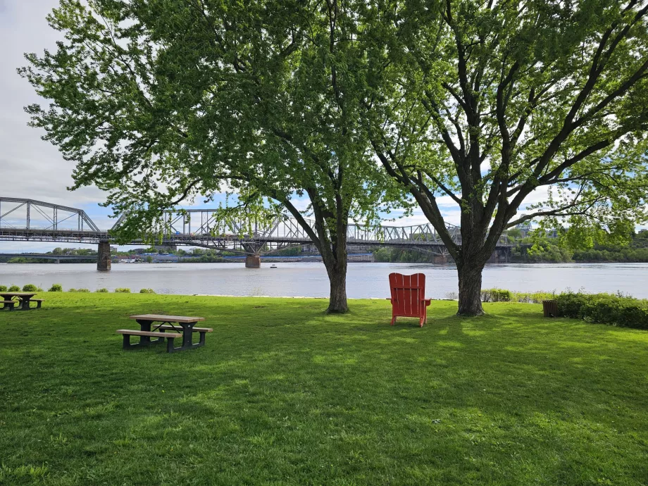 Park in front of the Canadian Museum of Civilization