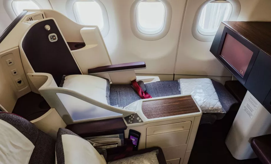 Full-lie bed in bussines class Qatar Airways