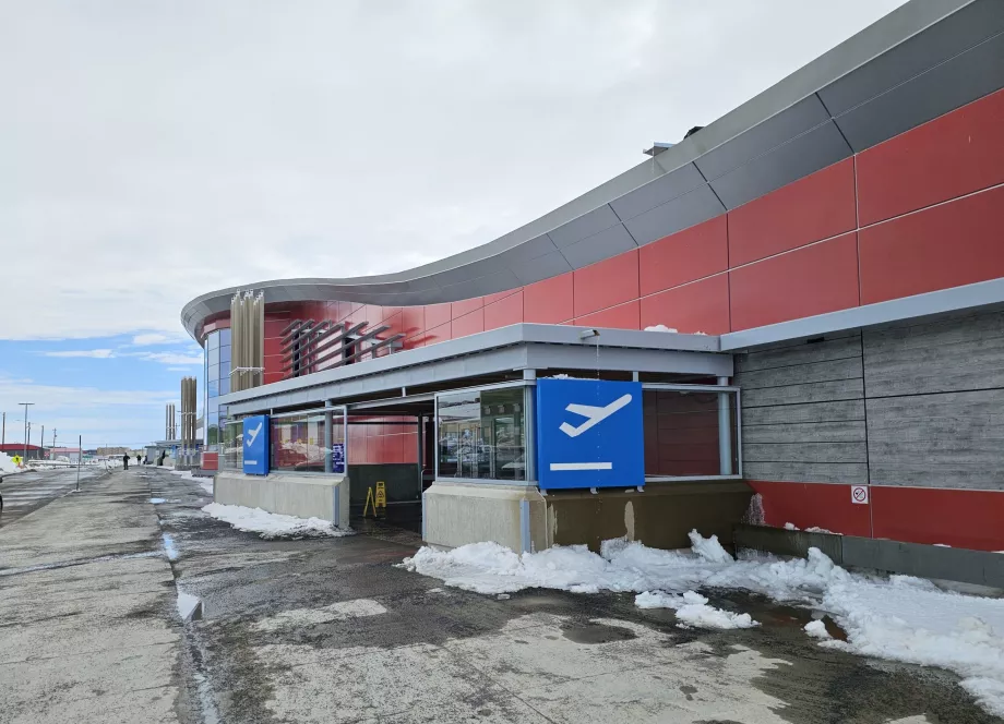 arrival by airport Iqaluit