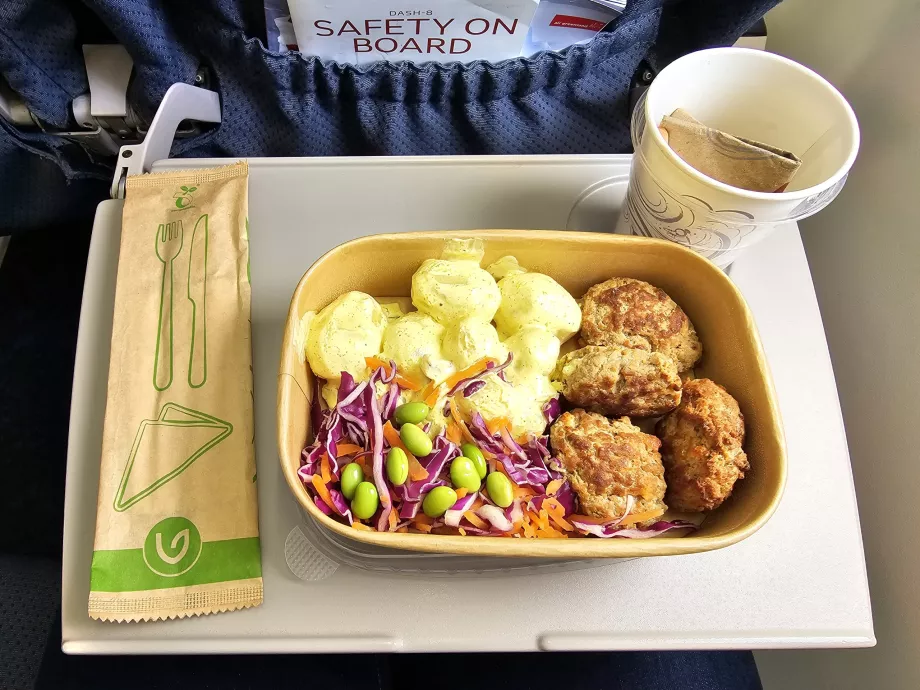 Main meal, international flight Iqaluit-Nuuk
