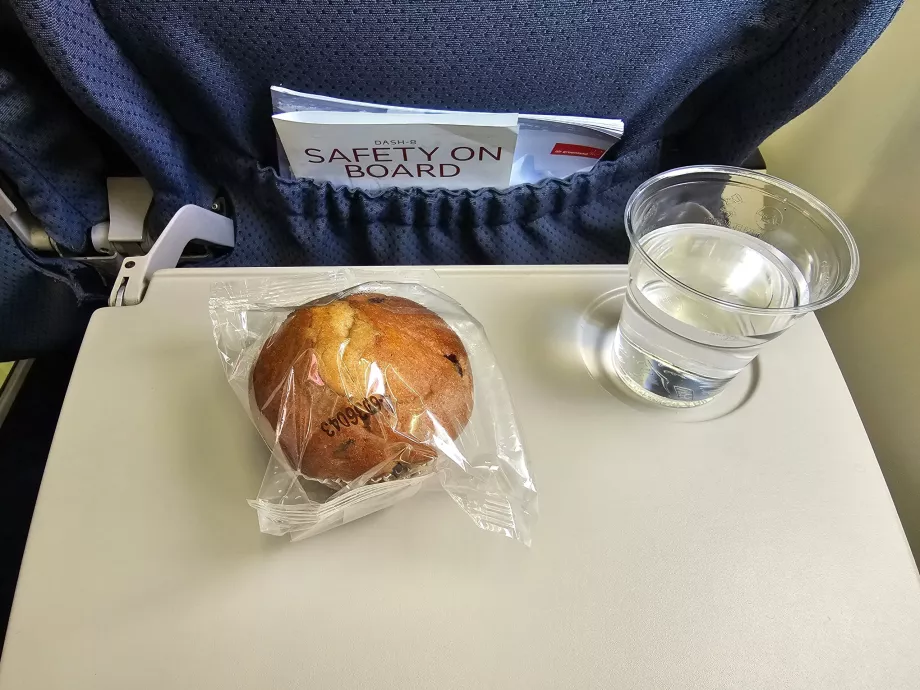 Dessert, international flight Iqaluit-Nuuk
