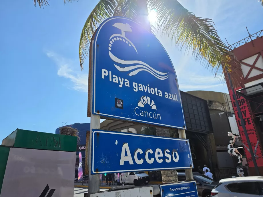 Playa Gaviota Azul, public access