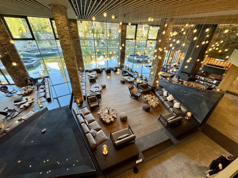 Lobby with pond Swissotel Damian Jasna