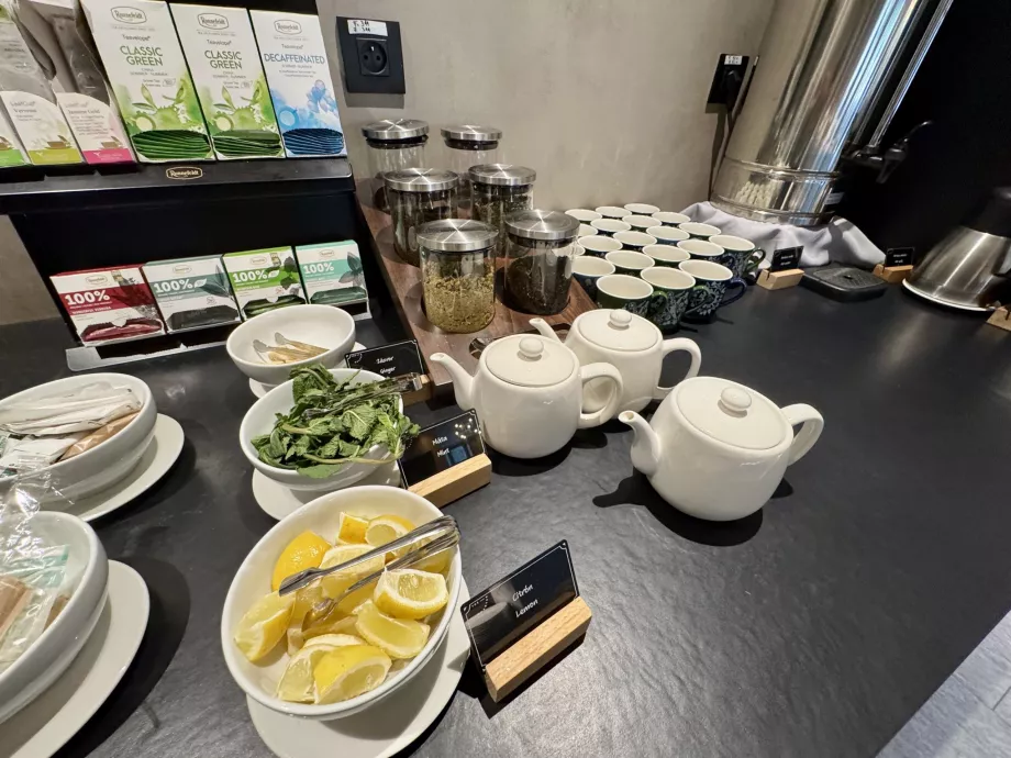 Offer of loose teas and fresh mint