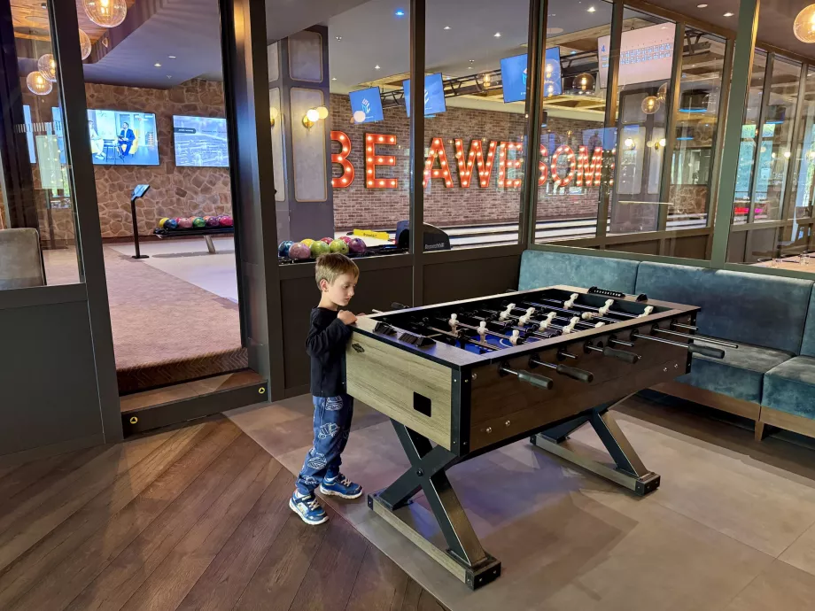 Table football and bowling in Snowbeer