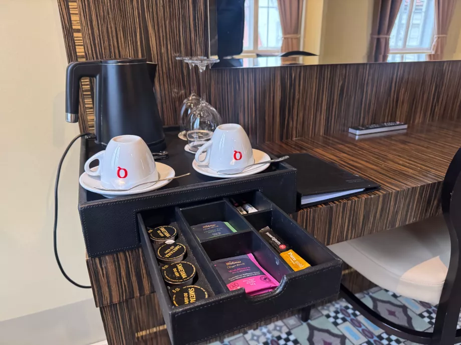 Electric kettle and teas