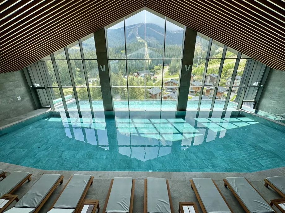 Swimming pool at Swissotel Damin Jasna