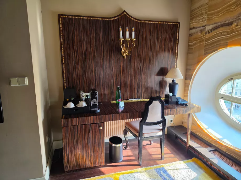 Desk, free Mattoni and a coffee machine