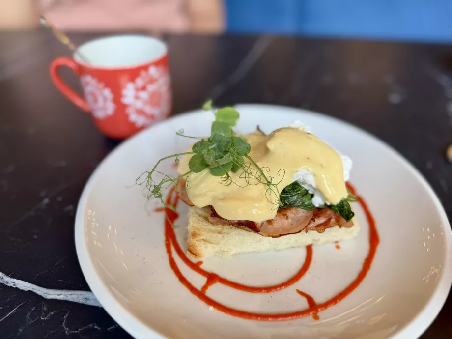 Eggs benedict