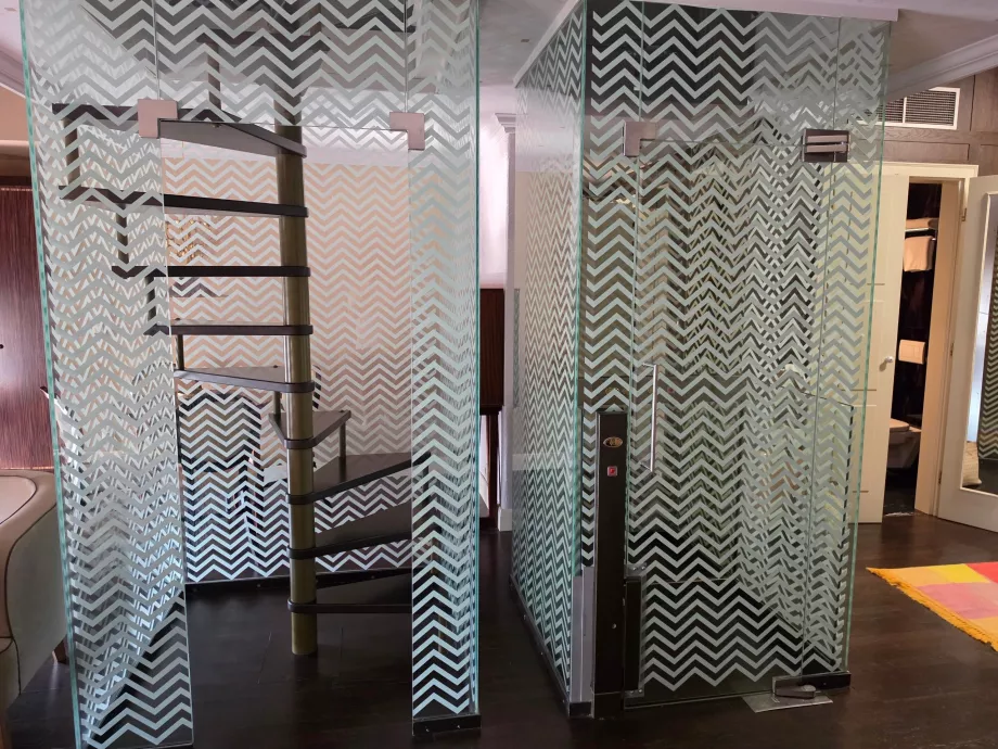 Staircase and lift between the living room and the bedroom