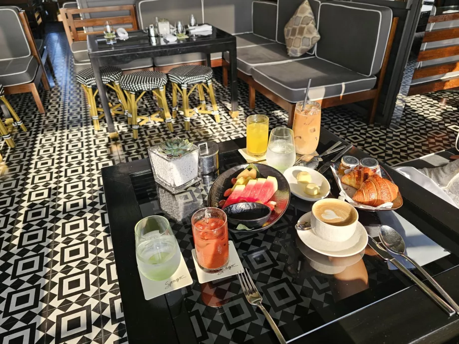 Breakfast in Spago Bar