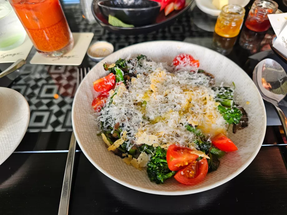 Breakfast in Spago Bar